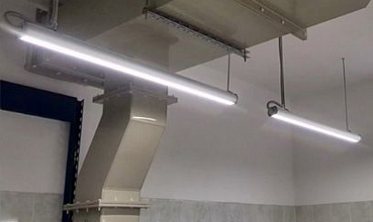 Установка светодиодных светильников в производственном помещении